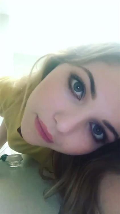 Sammi Hanratty taking a selfie