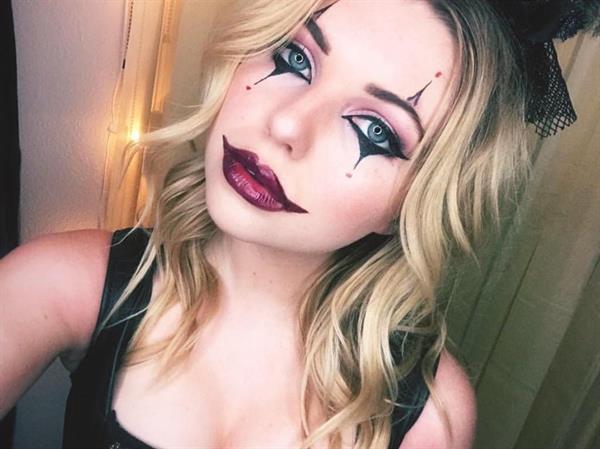 Sammi Hanratty taking a selfie