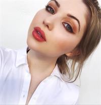 Sammi Hanratty taking a selfie