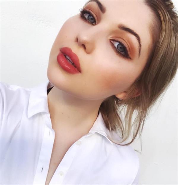 Sammi Hanratty taking a selfie