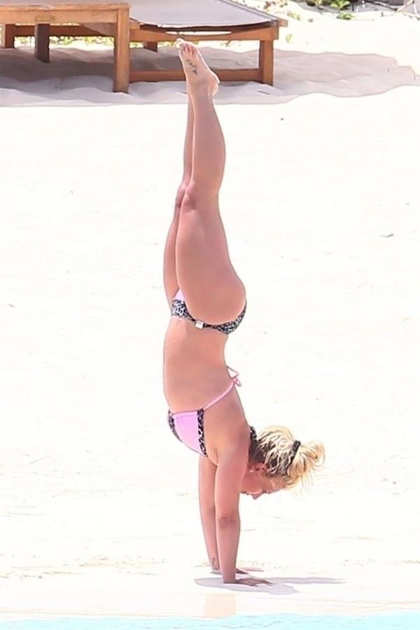 Britney Spears in a sexy bikini on the beach seen by paparazzi.




