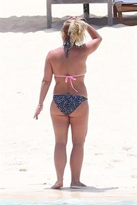 Britney Spears in a sexy bikini on the beach seen by paparazzi.




