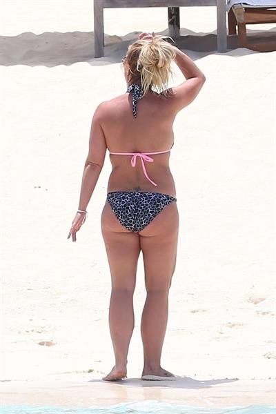 Britney Spears in a sexy bikini on the beach seen by paparazzi.




