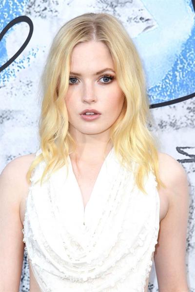 Ellie Bamber braless boobs while wearing basically a scarf as a top showing side boob cleavage.








