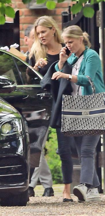 Kate Moss braless tits pokies seen by paparazzi.













