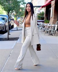 Olivia Munn braless tits pokies seen by paparazzi.



