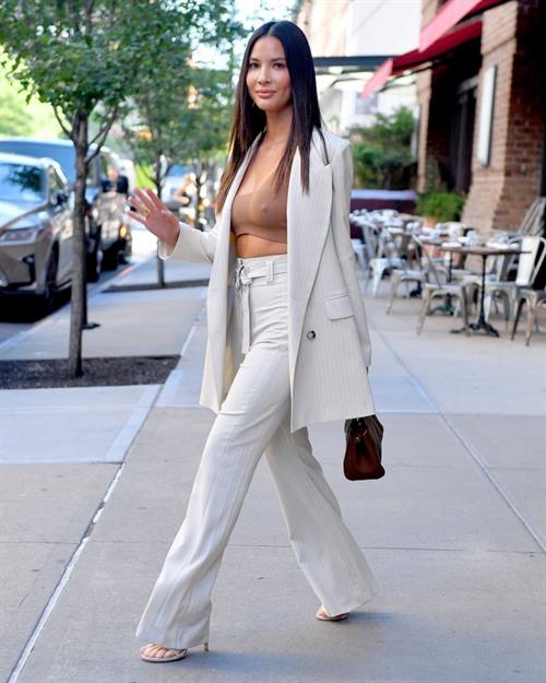 Olivia Munn Pictures Olivia Munn braless tits pokies seen by paparazzi.