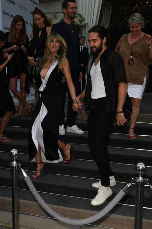 Heidi Klum sexy braless cleavage showing her boobs in a black and white dress seen by paparazzi.






















