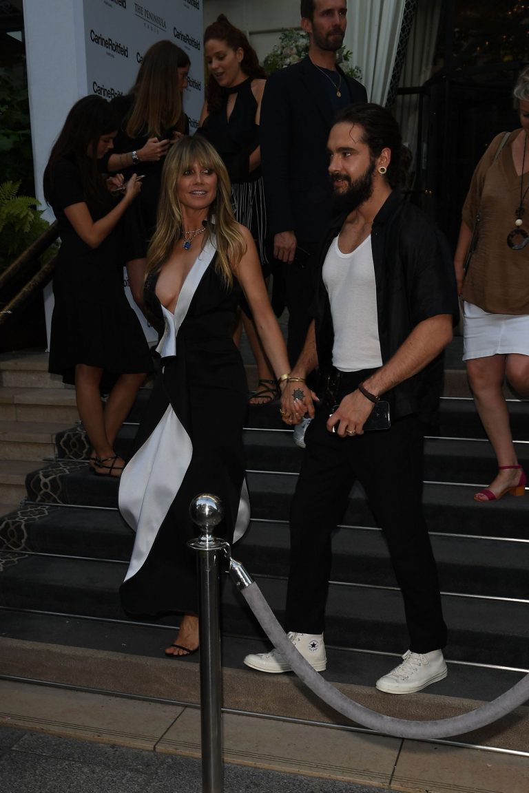 Heidi Klum sexy braless cleavage showing her boobs in a black and white dress seen by paparazzi.






















