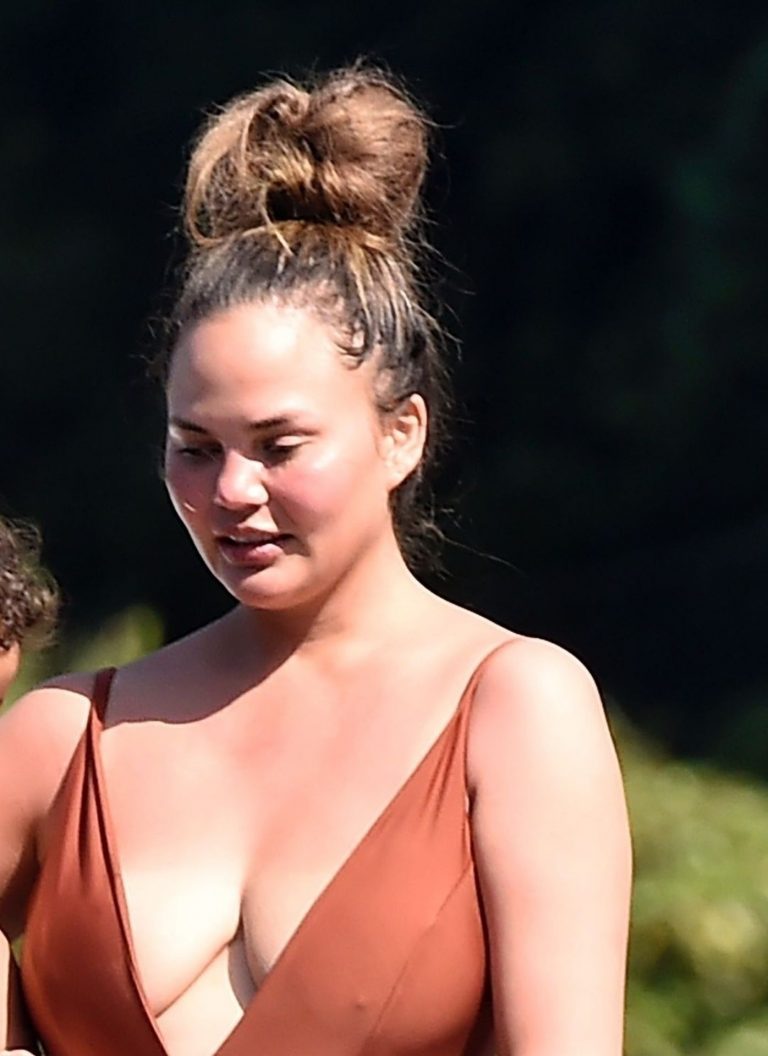 Chrissy Teigen Pictures Chrissy Teigen sexy cleavage and ass in a swimsuit with her husband John Legend seen by paparazzi.
