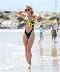 Tina Stinnes sexy swimsuit perfect body seen by paparazzi at the beach.



