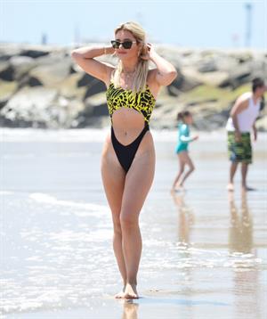 Tina Stinnes sexy swimsuit perfect body seen by paparazzi at the beach.



