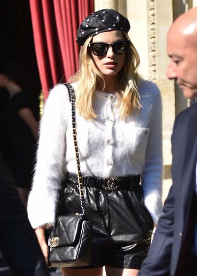 Margot Robbie sexy legs in a mini skirt seen by paparazzi in Paris.






