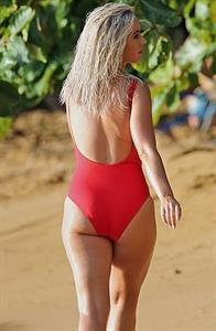 Katy Perry sexy swimsuit photos seen by paparazzi at the beach with blonde hair again.









