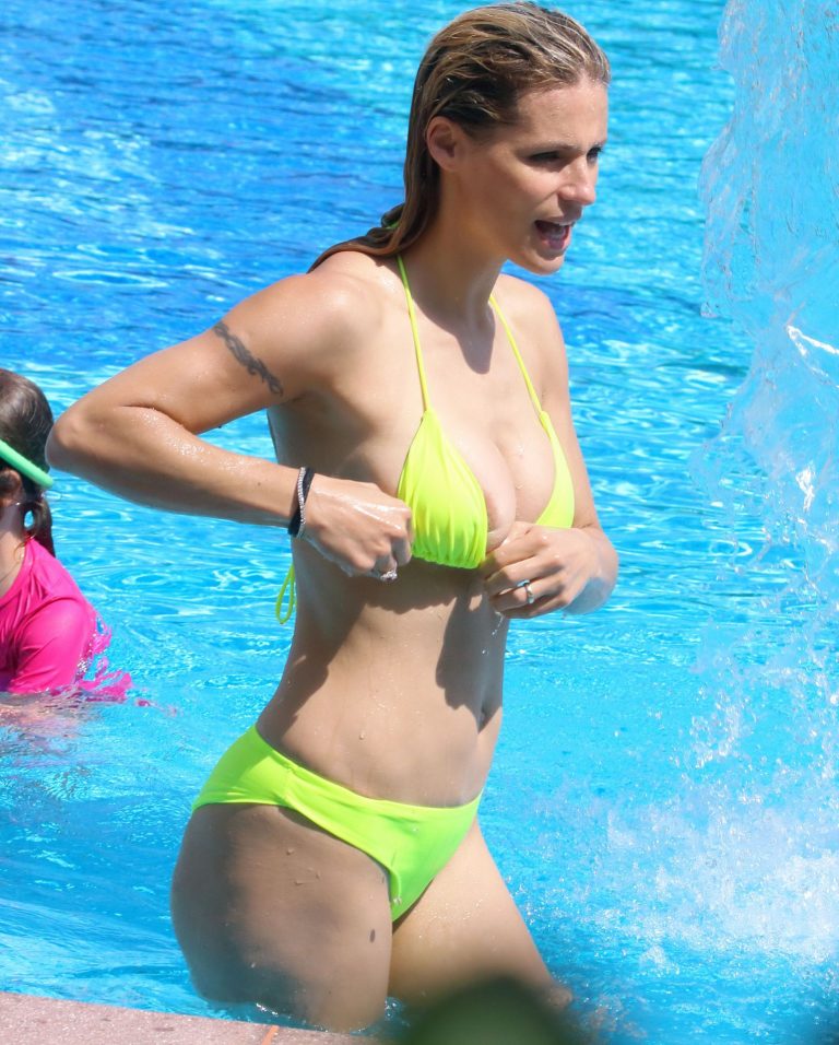 Michelle Hunziker areola peek sexy perfect body in a bikini at the beach seen by paparazzi.
















