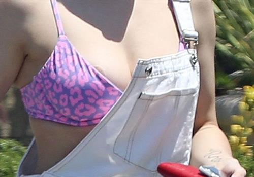 Ariel Winter areola peek in a sexy bikini top seen by paparazzi buying liquor.









