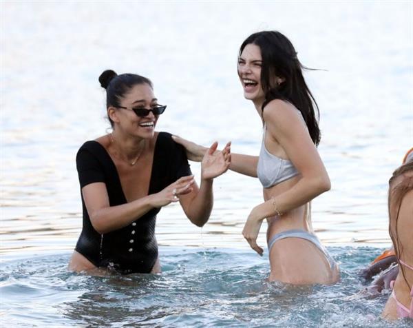 Kendall Jenner sexy ass in a thong bikini seen by paparazzi in the water at the beach.




























