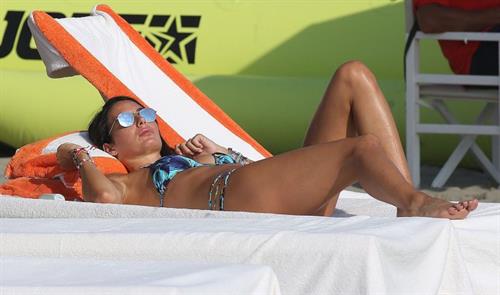 Elisabetta Gregoraci sexy thong bikini showing her sexy ass and cleavage at the beach seen by paparazzi.







