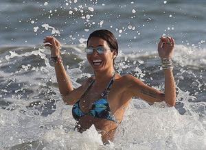 Elisabetta Gregoraci sexy thong bikini showing her sexy ass and cleavage at the beach seen by paparazzi.







