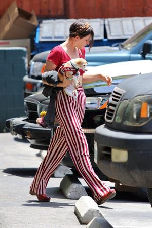 Scout Willis braless boobs in a small top seen by paparazzi.

















