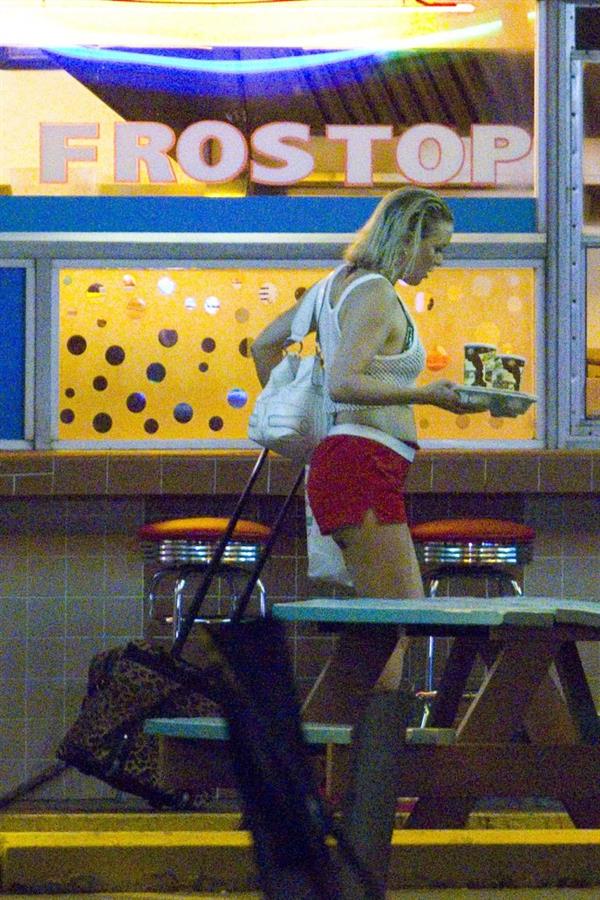 Kate Hudson looking sexy in a bikini top seen by paparazzi.


















