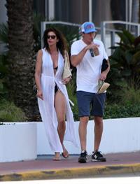 Supermodel Cindy Crawford in a sexy bikini showing nice cleavage seen by paparazzi.





















