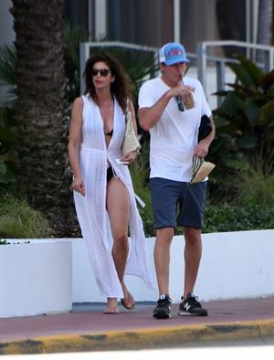 Supermodel Cindy Crawford in a sexy bikini showing nice cleavage seen by paparazzi.





















