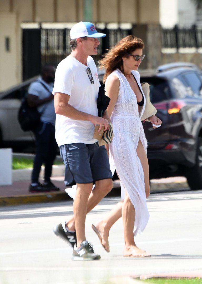 Supermodel Cindy Crawford in a sexy bikini showing nice cleavage seen by paparazzi.





















