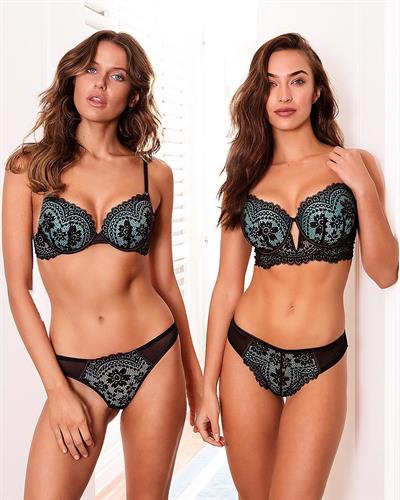 Tess Homann in lingerie