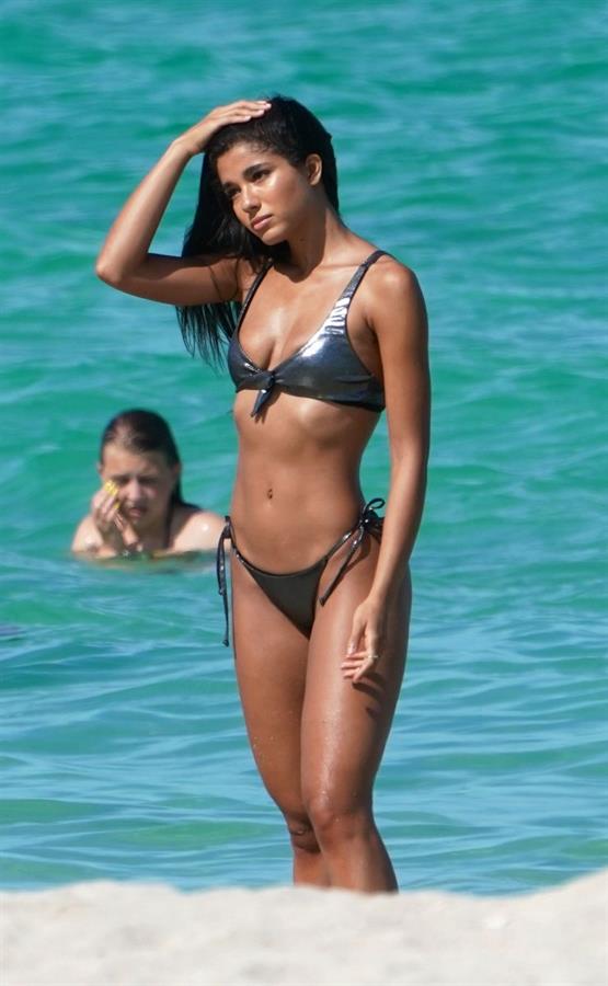 Yovanna Ventura sexy ass in a thong bikini at the beach seen by paparazzi she is Justin Bieber's ex.


