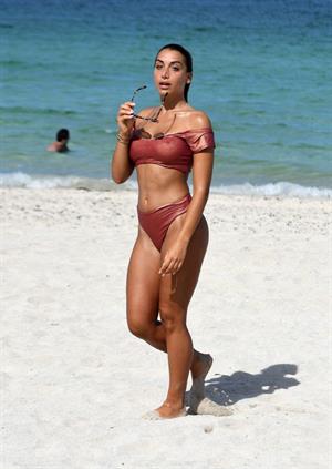 Elisa De Panicis sexy tits pokies and ass in a thong bikini seen by paparazzi.




