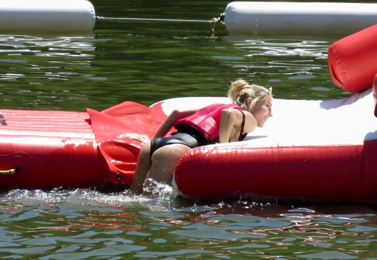 Elsa Pataky Bikini Pictures Elsa Pataky sexy ass and cleavage in a swimsuit seen by paparazzi with Chris Hemsworth.