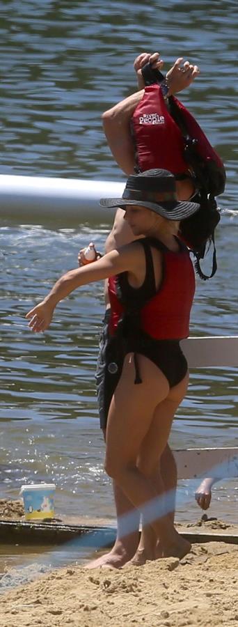 Elsa Pataky sexy ass and cleavage in a swimsuit seen by paparazzi with Chris Hemsworth.














