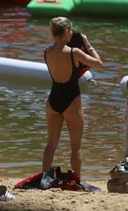 Elsa Pataky sexy ass and cleavage in a swimsuit seen by paparazzi with Chris Hemsworth.














