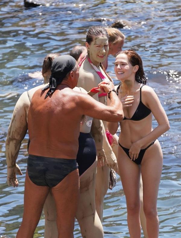 Zoey Deutch sexy boobs and ass in a little bikini in the water seen by paparazzi.



















