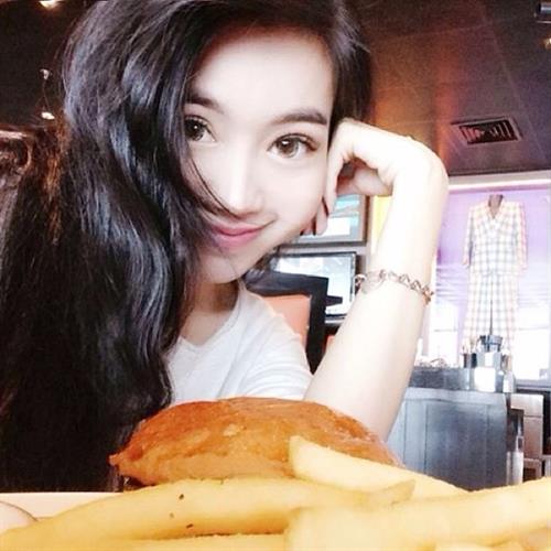 Elly Tran Ha Selfie Pictures Elly Tran Ha taking a selfie