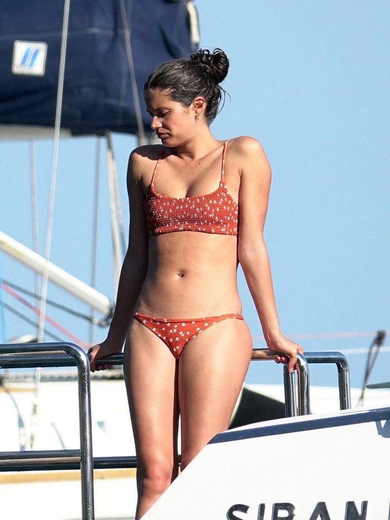 Sara Sampaio sexy ass and cleavage in a thong bikini seen by paparazzi.

