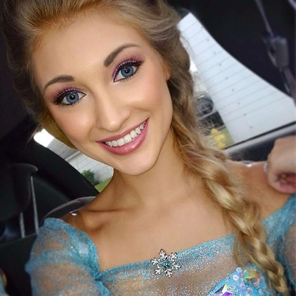 Anna Faith Carlson taking a selfie