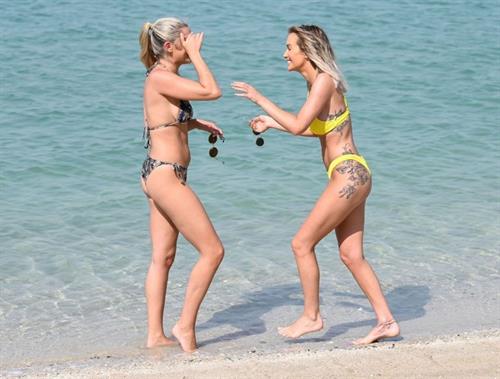 Laura Anderson Bikini Pictures Laura Anderson sexy ass in a bikini showing some nice cleavage at the beach seen by paparazzi.