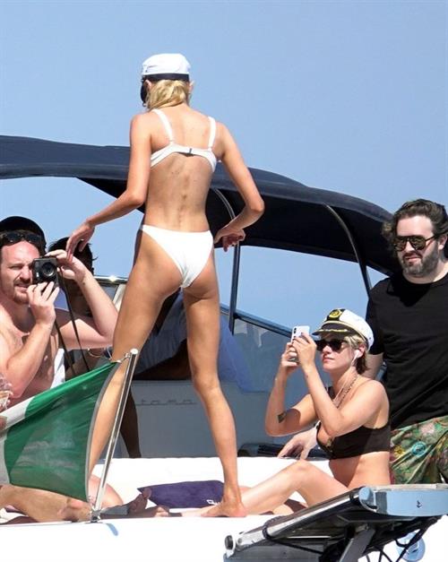 Kristen Stewart and Stella Maxwell sexy lesbians making out on a boat in bikinis seen by paparazzi.










