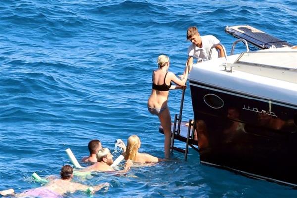 Kristen Stewart and Stella Maxwell sexy lesbians making out on a boat in bikinis seen by paparazzi.










