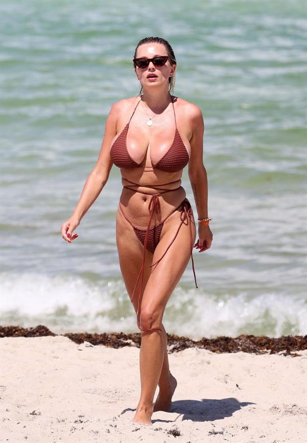 Caroline Vreeland big boobs and sexy ass showing nice cleavage in a thong bikini at the beach seen by paparazzi.


















