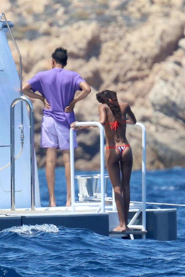 Willow Smith sexy ass in a bikini seen by paparazzi out on the water.






























