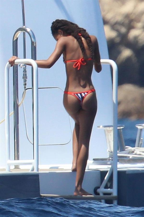 Willow Smith sexy ass in a bikini seen by paparazzi out on the water.






























