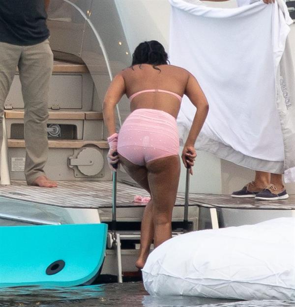 Priyanka Chopra sexy ass in a bikini partying on a yacht seen by paparazzi.










































