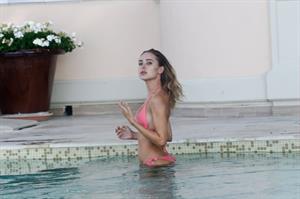 Kimberley Garner sexy model body in a pink bikini at beach seen by paparazzi.




