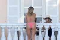 Kimberley Garner sexy model body in a pink bikini at beach seen by paparazzi.




