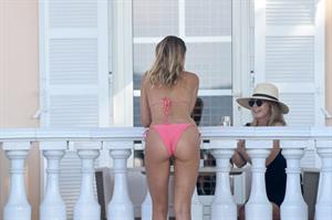 Kimberley Garner sexy model body in a pink bikini at beach seen by paparazzi.




