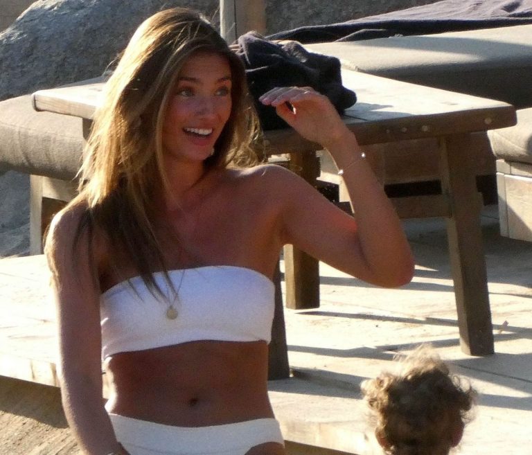 Lorena Rae sexy ass in a white bikini at the beach seen by paparazzi.












