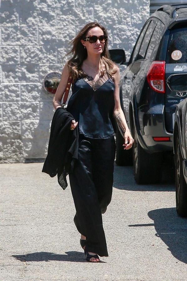Angelina Jolie braless tits pokies in a black top seen by paparazzi showing her hard nipples.





























